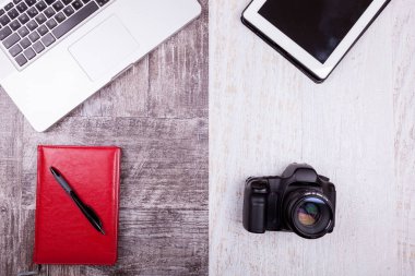Kamera, dizüstü bilgisayar, yazılı defter ve sunglasse en iyi fotoğrafı üzerinde