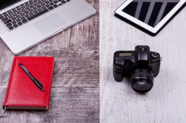 Kamera, dizüstü bilgisayar, yazılı defter ve sunglasse en iyi fotoğrafı üzerinde
