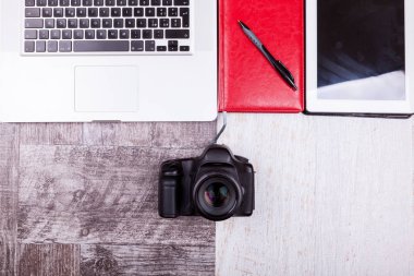 Kamera ve dizüstü en iyi fotoğrafı üzerinde