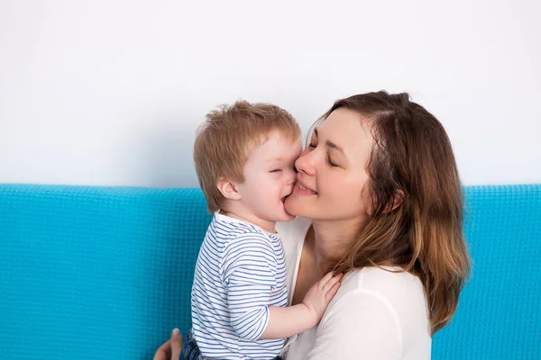 Мати і поцілунок син розважається час перемикатися — стокове фото