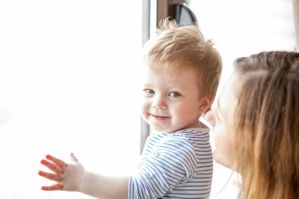 Mãe e filho na janela — Fotografia de Stock