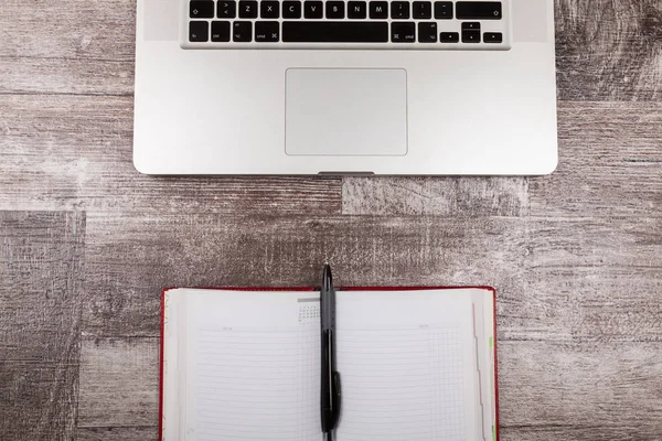 Abra el cuaderno de escritura junto a un portátil —  Fotos de Stock