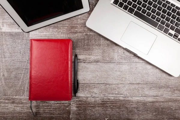 Escrevendo notebook, caneta e laptop — Fotografia de Stock