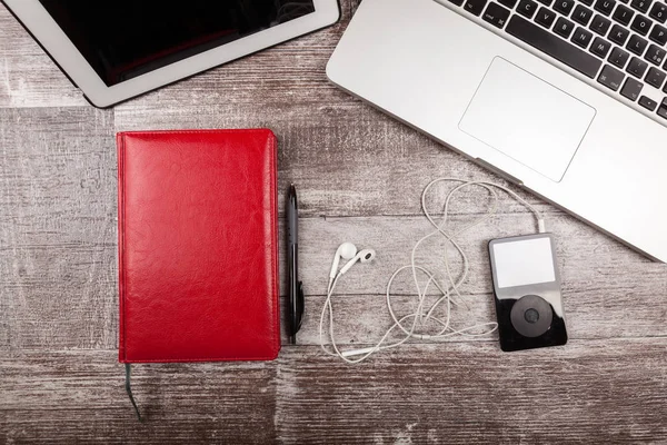 Leitor de música, laptop e notebook de escrita — Fotografia de Stock