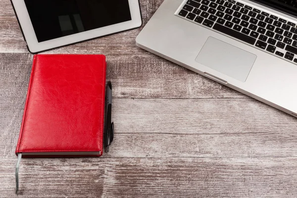 Laptop e um caderno para escrever — Fotografia de Stock