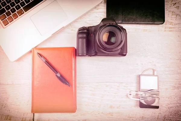 Sobre a foto superior da câmera e laptop em tom vintage — Fotografia de Stock