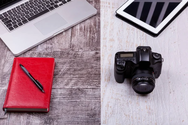 Sobre a foto superior da câmera, laptop, escrevendo notebook e sunglasse — Fotografia de Stock