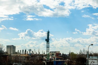 Endüstriyel yapı bahçede vinç