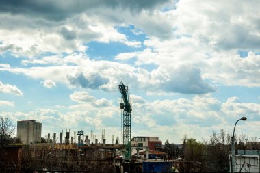 Şehir içinde endüstriyel yapı yarda vinç