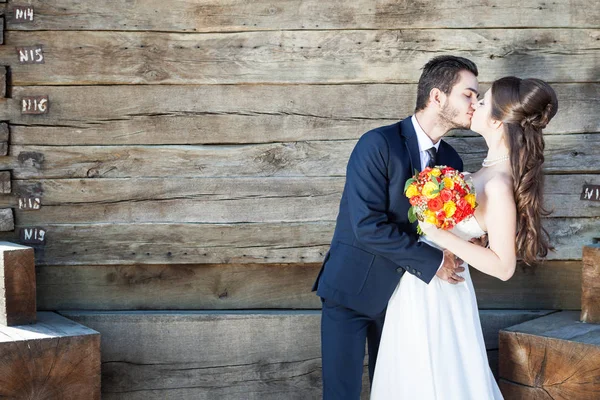 Nevěsta a ženich v svatební foto — Stock fotografie