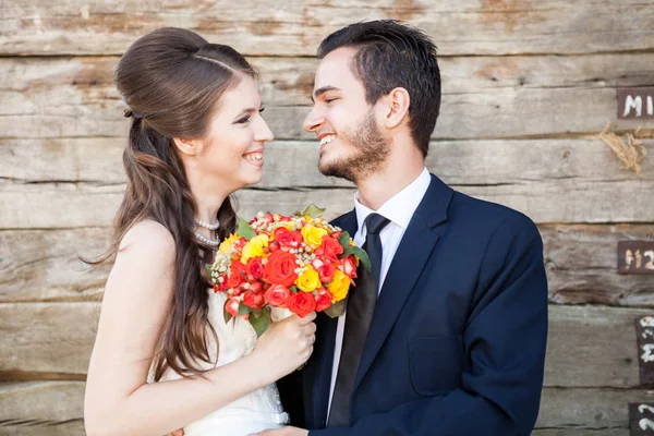 Portrét nevěsty a ženicha na svatební fotografii — Stock fotografie