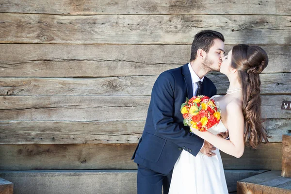 Bruden och brudgummen i bröllopsfoto — Stockfoto