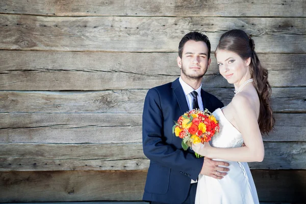 Bruden och brudgummen i bröllopsfoto — Stockfoto