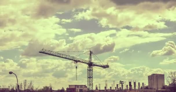 Time-lapse van kraan op industriële bouw-werf — Stockvideo