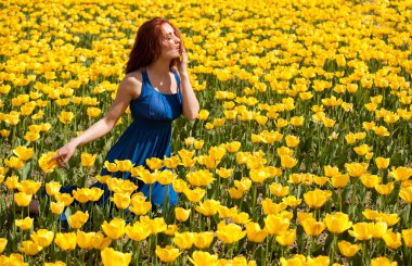 Güneşli bir gün çiçek alanında kadın