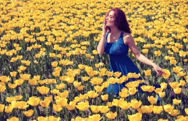 Güneşli bir gün çiçek alanında kadın