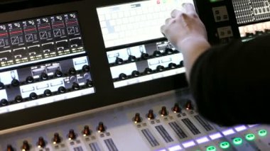 Ses karıştırıcı ve amplifikatör ekipman çalışma