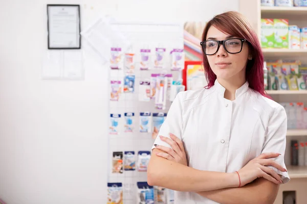 Apotheker voor haar Bureau — Stockfoto