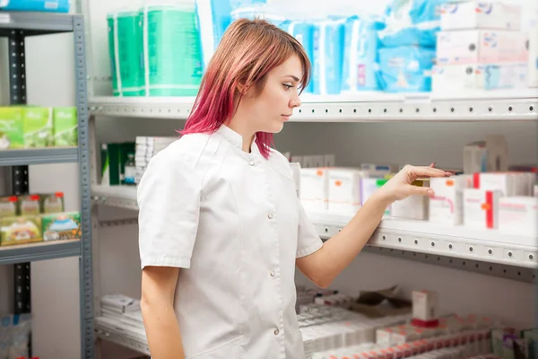 Jonge apotheker in de opslagplaats — Stockfoto