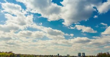 Bulutlar bir cityscape üzerinde hareketli Timelapse