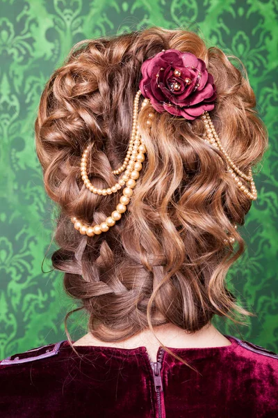 Beautiful hairstyle from behind on green background — Stock Photo, Image