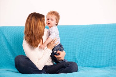 Anne ve onun güzel oğlu birlikte oynama