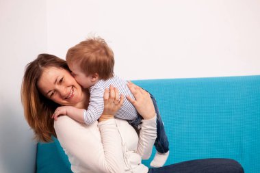 Anne oğlunu tutarak ve birlikte oynama