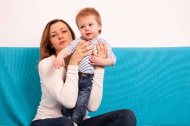 Anne ve birlikte oynayan sevimli oğlu