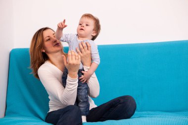 Anne ve birlikte oynayan sevimli oğlu