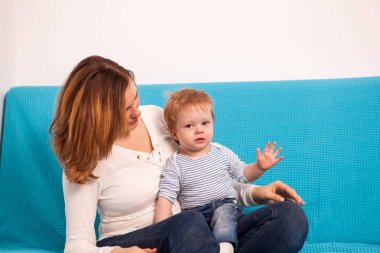 Anne ve küçük oğlu birlikte oynama