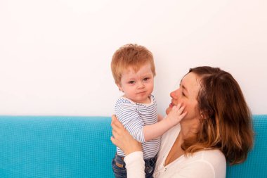 Küçük çocuğun annesi ile oynuyordu