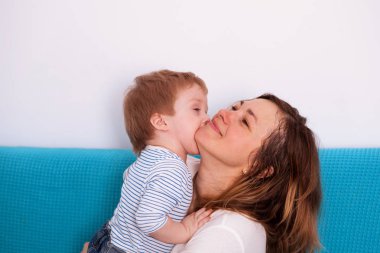 Sevimli küçük çocuğun annesi ile oynuyordu