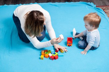 Mutlu bebek çocuk annesinin yanında oyuncaklar ile oynama