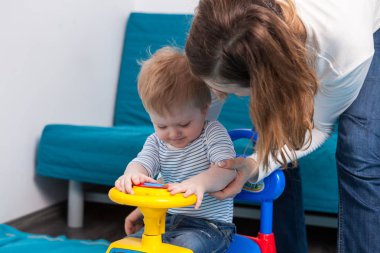 Anne ve oğul birlikte oynama