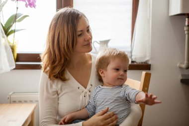 Mutlu anne ve oğlu, mutfak
