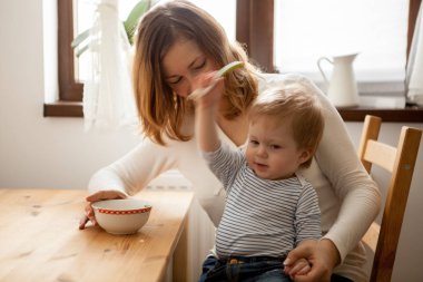 Bebek çocuk, mutfak ve yemek yemek istemiyor