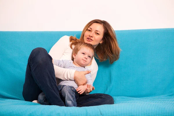 Мати і син грають разом на дивані — стокове фото