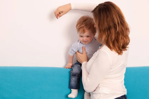 Bonito menino brincando com sua mãe — Fotografia de Stock