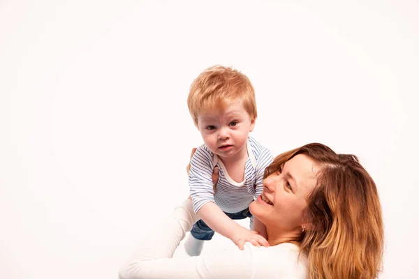 一緒に遊ぶ母と赤ちゃんの男の子 — ストック写真