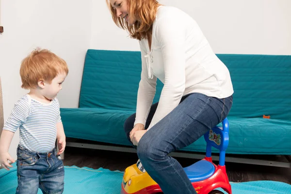 Mãe e filho brincando juntos — Fotografia de Stock