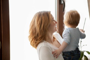 Penceresine bakarak onun erkek bebek ile anne