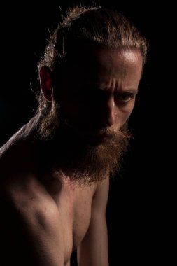 Siyah arka plan üzerine sakallı adam portresi