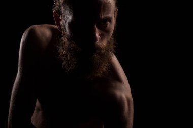 Siyah arka plan üzerinde dramatik fotoğrafta kızgın hipster