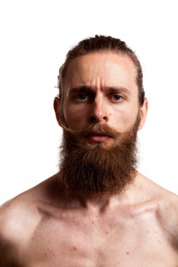 Beyaz arka plan üzerinde uzun sakallı serin hipster adam