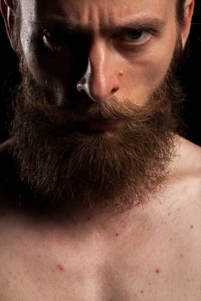 Portrait de hipster barbu tatoué sur fond noir — Photo