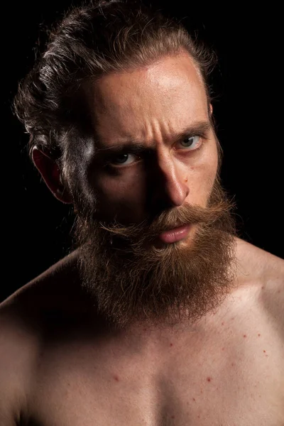 Portrait de hipster barbu tatoué sur fond noir — Photo