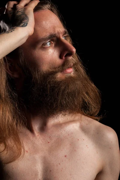 Csípő, hosszú szakállal, fekete háttér — Stock Fotó