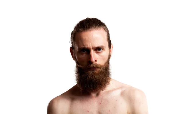 Hipster con barba larga sobre fondo blanco — Foto de Stock