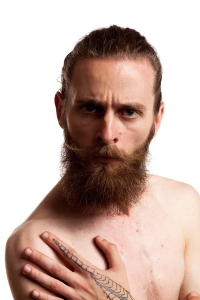 Fresco ragazzo con la barba lunga su sfondo bianco — Foto Stock