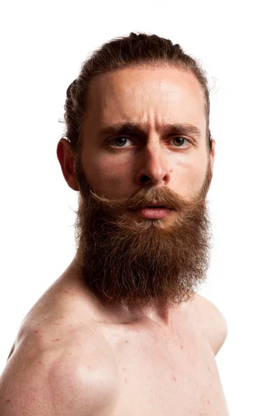 Retrato de hipster fresco com barba longa sobre fundo branco — Fotografia de Stock